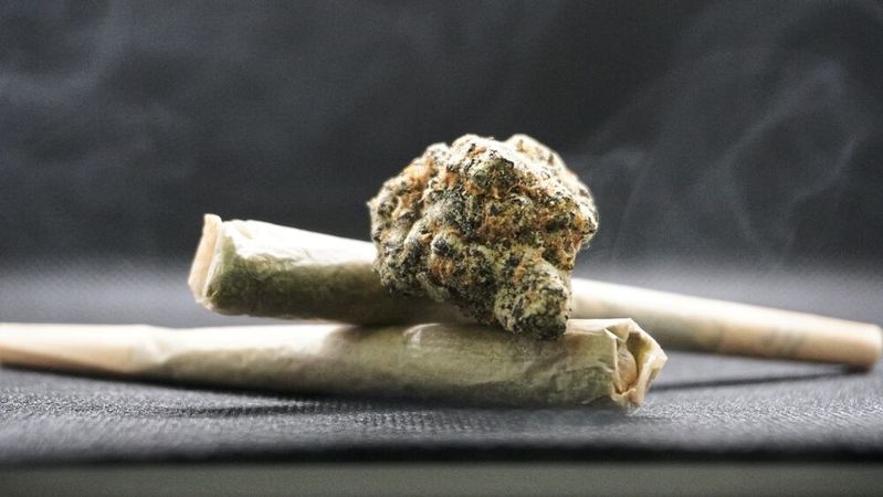 Die Cannabis-Legalisierung ist kein Freibrief für bekifftes Autofahren. Allerdings ist die Abgrenzung der „Nüchternheit“ schwieriger als bei Alkohol.(Bild:  frei lizenziert /  Pixabay)