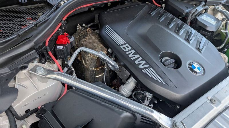 Statt Elektrotechnik braucht der Diesel allerdings eine Chemiefabrik zur Reinigung der Abgase – im BMW vorbildlich motornah eingebaut. (Bild: Rosenow – VCG)