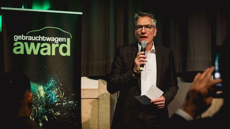 Wolfgang Michel, Chefredakteur der Medienmarke »Gebrauchtwagen Praxis«, verwies auf die lange Tradition des Gebrauchtwagen Awards: 2024 wurde er bereits zum 19. Mal vergeben. Im nächsten Jahr steht also ein Jubiläum an. (Bild: Foto: Stefan Bausewein)