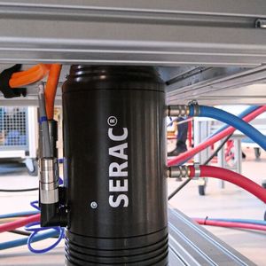 Die Aufgabe des Serac-Antriebs der Firma Ortlieb ist das Ausheben des Spritzgießwerkzeugs aus dem Drehtisch. Da das Werkzeug gegen einen Festanschlag gedrückt wird, musste das Team zusätzliche konstruktive Maßnahmen vorsehen, um den Antrieb vor Überlast zu schützen.(Bild:  Ortlieb)