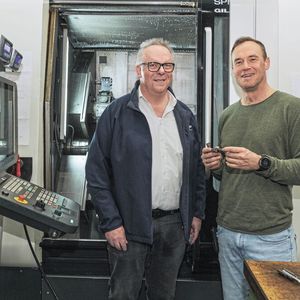 Left: Thomas Welte, Technical Field Service at deburring specialist Kempf GmbH and right: Robert König, Head of Series Production at Tries GmbH & Co. KG. in front of the machine, which produces around 25,000 workpieces a year with the ExBurrDrill.(Image: Kempf GmbH)