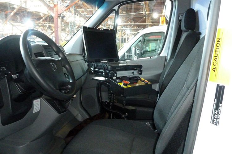Im Cockpit des mobilen Fahrzeug-Röntgenscanners von AS&E erkennt der Fahrer bei der Vorbeifahrt, ob sich in abgestellten Containern und Fahrzeugen ein verdächtiger Inhalt befindet. (Foto: Wolfgang Pester)