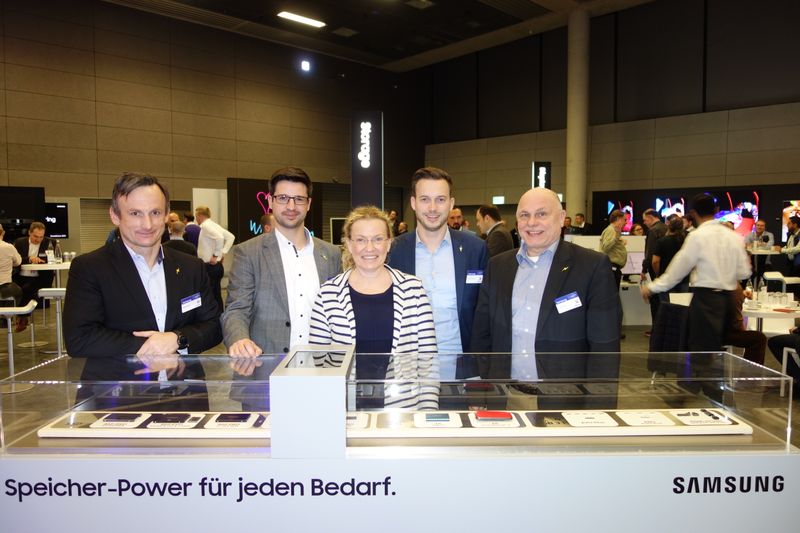 Das Storage Team (v. l.) Wojtek Rudko, Daniel Maric, Fabian Hoffmann und Frank Kalisch, mit ihrer neuen Kollegin Susanne Hoffmann. (Bild: IT-BUSINESS)