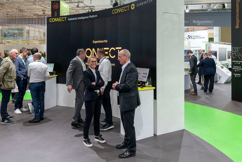 Am Stand von Schneider Electric zeigte Aveva die Möglichkeiten seiner Connect Plattform. Als offene und neutrale digitale Plattform, die den gesamten industriellen Lebenszyklus in Echtzeit abdeckt, bietet Connect native Datendienste, Visualisierungsdienste, Modellierungs- und Analysefunktionen, Anwendungsentwicklungsdienste sowie Service- und Nutzungsmanagement. Die Plattform vereint Daten, den digitalen Zwilling, industrielle KI und umfassendes Fachwissen in einer Anwendung. Dank seiner Cloud-Basis auf Microsoft Azure bietet die Plattform der Industrie zudem skalierbare Funktionen, die ein neues Maß an Nachhaltigkeit und Effizienz ermöglichen sollen. (Bild: Vogel Communications Group)