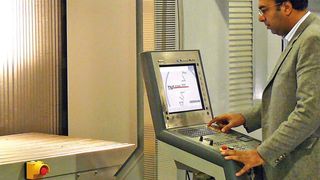 Mahmoud Aly in Halle 2 des neuen Industrieparks der Deutschen Universität von Kairo (GUC). Deckel-Maho-Gildemeister (DMG) hat dort zehn Werkzeugmaschinen installiert. Mahmoud Aly vertritt DMG in Ägypten, Saudi-Arabien und den Vereinigten Arabischen Emiraten. (Archiv: Vogel Business Media)