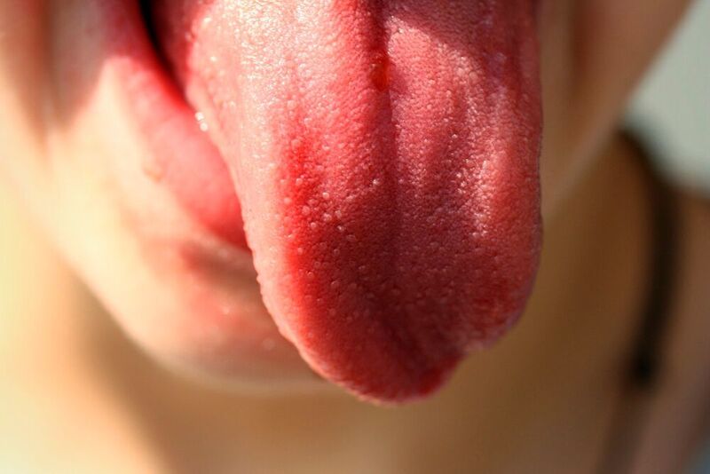 Die herausgestreckte Zunge gilt nicht überall als besonders höfliche Geste, trotzdem widmen ihr die US-Amerikaner mit dem Stick Out Your Tongue Day einen eigenen Ehrentag, und zwar den 19. Juli.  (gemeinfrei)