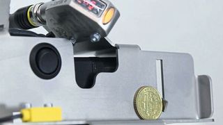Die Münze befindet sich an der Messtelle und wird von der Schranke über den Freigabemotor zurückgehalten.  (Koco Motion)