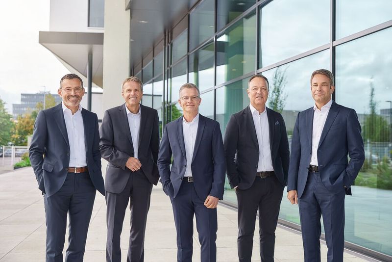 Das neue Vetter-Führungsteam ab 1. Januar 2025: Titus Ottinger, Thomas Otto, Henryk Badack, Peter Sölkner, Carsten Press (v.l.n.r.).  (Bild: Vetter Pharma International)