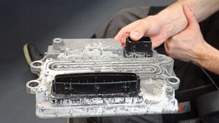 Auch den Elektronikkomponenten von Nutzfahrzeugen ist kein ewiges Leben beschieden. Aber es gibt Firmen wie Glaubitz/ecu.de: Die heilen beinahe jedes Steuergerät – und vieles andere. (Bild: Dominsky – »kfz-betrieb«)
