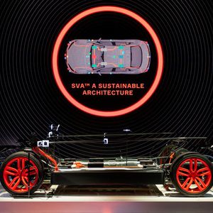 Aptiv zeigt seine Smart Vehicle Architecture im privaten Aptiv-Pavillon auf der Consumer Electronics Show 2020 in Las Vegas. Die SVA ist eine nachhaltige offene Plattform. Sie soll die Gesamtbetriebskosten senken und die Entwicklung hochautomatisierter Fahrzeuge mit großem Funktionsumfang ermöglichen. Weitere Vorteile sind: Neue softwaregestützte Funktionen - Fahrzeuge werden komplexer und ihre Entwicklung damit immer aufwendiger. Durch die standardisierten Schnittstellen der Smart Vehicle Architecture und die Möglichkeit, Rechenleistung zu skalieren und flexibel bereitzustellen, lassen sich die Entwicklungskosten senken. Reduktion der Komplexität - Viele Fahrzeugfunktionen sind heute auf einzelne Controller verteilt. Die Smart Vehicle Architecture verbindet diese, indem sie Rechenleistung in verwaltbaren Zonencontrollern zentralisiert. Gleichzeitig trennt sie die Recheneinheit von I/O-Geräten und ermöglicht so das unkomplizierte Hinzufügen von Funktionen. (Bild:  Aptiv)