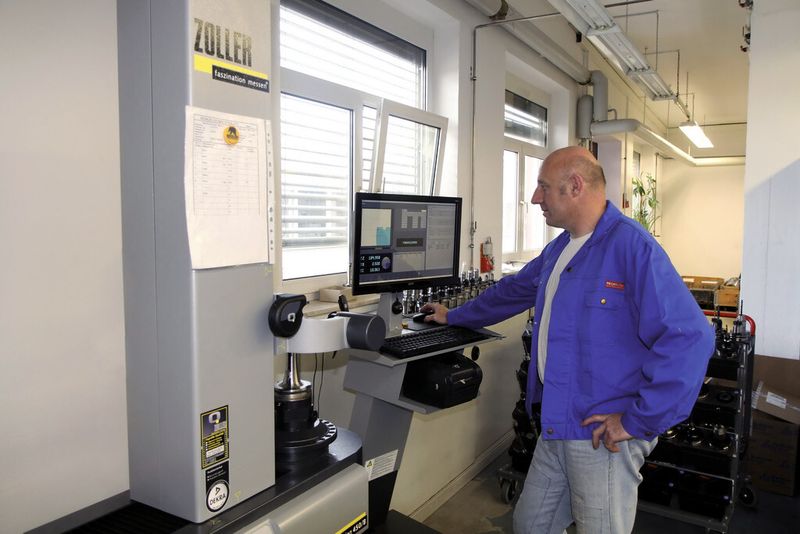 Lösung für die GMN Paul Müller Industrie GmbH & Co. KG: Einstellgerät von Zoller mit TMS Tool Management Solutions. (Bild: Zoller)