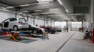 Aussagen wie: „Wir übernehmen die komplette Unfallschadenabwicklung“ sind problematisch und führen zur Abmahnung.  (Klasing)