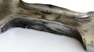 Störender Flittergrat: An diesem Testbauteil ist der dünne Rand aus überschüssigem Material gut zu erkennen. (Bild: IPH)