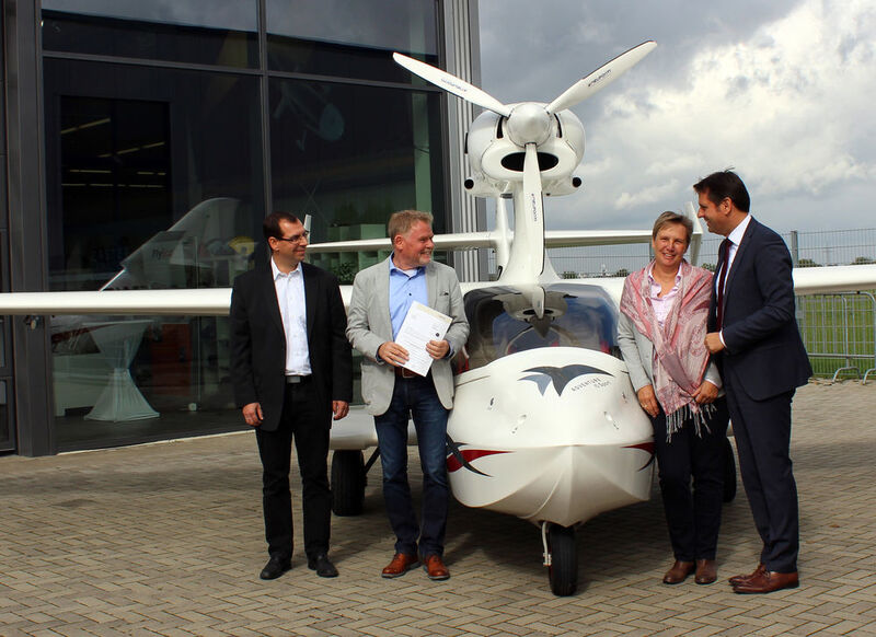 Übergabe des Förderbescheids (von links): Prof. Dr. Robin Vanhaelst (Ostfalia), Helmut und Elke Rind (Flywhale Aircraft GmbH & Co. KG), Wirtschaftsminister Olaf Lies. (Hochschule Ostfalia)