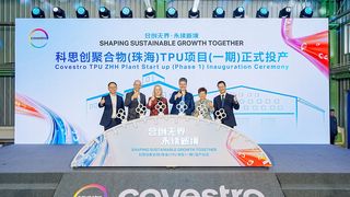 Bei der feierlichen Eröffnung der neuen Anlage (von links nach rechts): Edwin Wu, (Leiter TPU Sales and Market Development Südkorea, Südostasien und China), Stephan Ehlers (Leiter Operations TPU), Andrea Maier-Richter (Globale Leiterin von TPU), Monique Buch (Chief Commercial Officer), Holly Lei (Präsidentin von Covestro China) and Kevin Ho (Leiter TPU Sales and Market Development für die Region APAC). (Bild: Covestro)