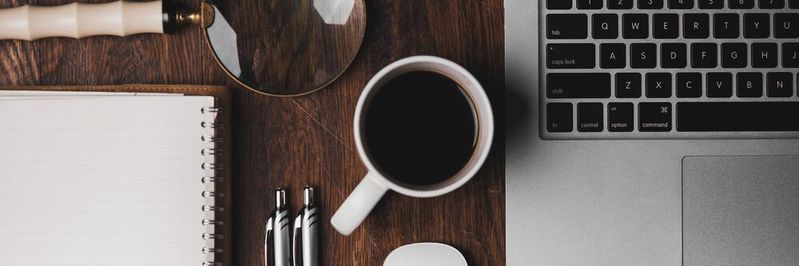 Hybrides Arbeiten stellt Unternehmen vor ganz neue Herausforderungen. Wie schafft man es, erfolgreiches und motiviertes Zusammenarbeiten zu ermöglichen? Hybrides Arbeiten stellt Unternehmen vor ganz neue Herausforderungen. Wie schafft man es, erfolgreiches und motiviertes Zusammenarbeiten zu ermöglichen?