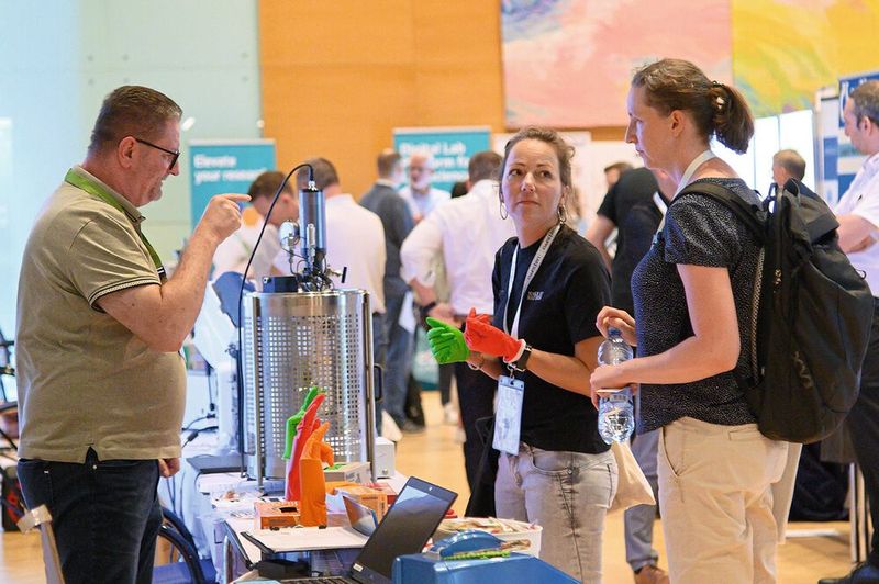 Hier ließen sich Geräte und Laborbedarf aus nächster Nähe inspizieren. Bei Fragen und Problemen haben die Aussteller (fast) immer einen guten Rat, wenn nicht sogar die lang gesuchte Lösung zur Hand. (Bild: Stefan Stark)