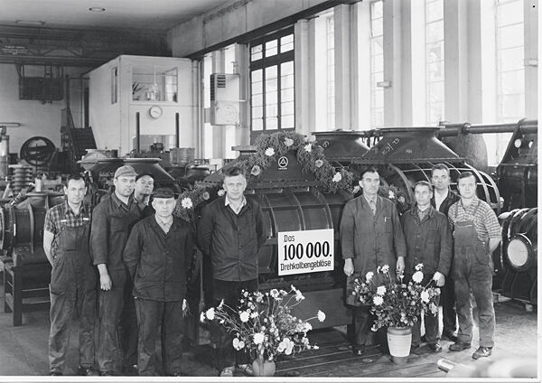 1959 verlässt kurz nach der Einweihung einer neuen Fertigungshalle das 100.000ste Drehkolbengebläse die Aerzener Maschinenfabrik.   (Bild: Aerzener Maschinenfabrik)