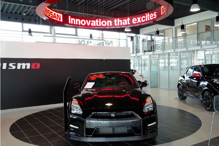 Im Fokus: Unter dem Laufband steht der neue Nissan GT R. (Bild: Autohaus Günther)