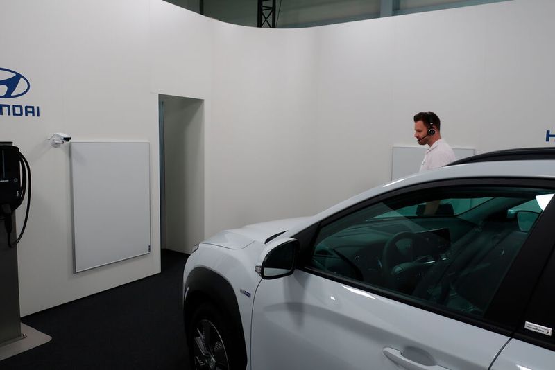 Nachdem der Berater erfahren hat, für welches Auto Interesse besteht, schaltet er auf die Frontkamera vor dem jeweiligen Modell um. (Bild: Viktoria Hahn / »kfz-betrieb«)