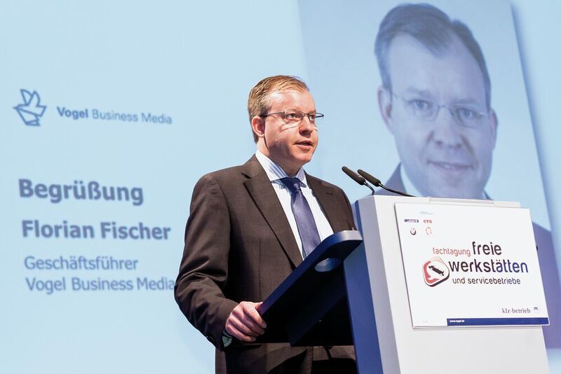 Florian Fischer war seit dem Jahr 2012 im Unternehmen. Als Geschäftsführer zunächst allein zuständig für die automobilen Fachtitel der damaligen Vogel Business Media begrüßte er die Kfz-Branche regelmäßig auf Fachtagungen. (Bausewein)