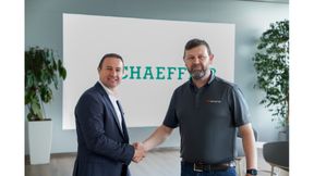 Unterzeichnung der Zusammenarbeit (von links): Rodrigo Peres, Senior Vice President Business Unit Vehicle and Battery Controls bei Schaeffler AG, und Marc Synnot, General Manager Ireland Operations bei Sonatus.
 (Bild: Schaeffler)