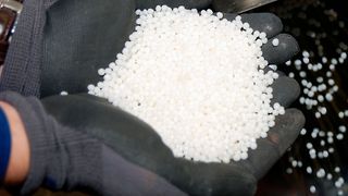 Kunststoffgranulat aus dem Extruder (Leistritz)