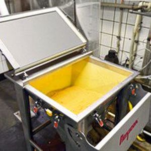 Der Trichter mit einem Fassungsvermögen von 110 Liter, einer abklappbaren Ablagefläche und einem aufklappbaren Deckel ist mit einem mechanischen Rührwerk ausgestattet, um Agglomerate zu zerkleinern und in den Aufnahmeadapter des Förderers weiter zu leiten.(Bild:  Flexicon)