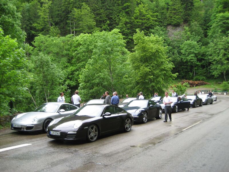Die Porsche in Reih und Glied bei einer kurzen Pause (Archiv: Vogel Business Media)