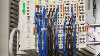 Wago-Fernwirkcontroller der Serie 750 sind in den Ortsnetzstationen für die Übertragung von Meldungen und für die Steuerung der Mittelspannungsschaltanlagen zuständig. (Bild: Andreas Renz/vor-ort-foto.de)