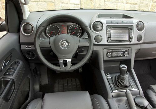 Der Amarok hat ein Interieur, das in den gehobenen Varianten weit weg ist von der nüchternen Welt der Baumärkte und Baumschulen: Vornehme Lederpolster, viele elektrische Helfer, ein edles Cockpit, bequeme Sitze – da ist man im VW aus Argentinien besser dran als in manch einem SUV aus Asien. (Archiv: Vogel Business Media)