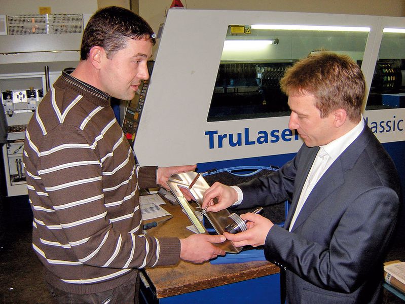 Von Anbieter zu Anwender: Ontool-Geschäftsführer Oliver Waldmann (rechts) demonstriert Markus Walter, Projektmanager bei der Kolb Zulieferungen GmbH, die neusten Produkte zum Thema Fließlochformen. Bild: Ontool (Archiv: Vogel Business Media)