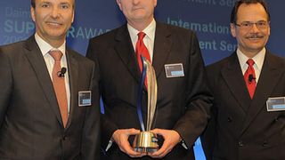 Verleihung des Daimler Award 2008 (von links): Bodo Uebber (Vorstandsmitglied Daimler, verantwortlich für Finanzen, Controlling und Einkauf), Thomas M. Fischer (Director International Key Accounts, Still) und Dr. Heinrich Reidelbach (Leiter Corporate Procurement Services, Daimler). Bild: Still (Archiv: Vogel Business Media)