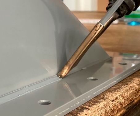 Beim Warmgasschweißen von Thermoplasten schmilzt heiße Luft die zu verbindenden Kunststoffkomponenten. BASF hat das Verfahren jetzt so optimiert, dass sich viele neue Vorteile für die Anwender ergeben. Vor allem beim Fügen von PPA ...(Bild:  Praxis im Bild)
