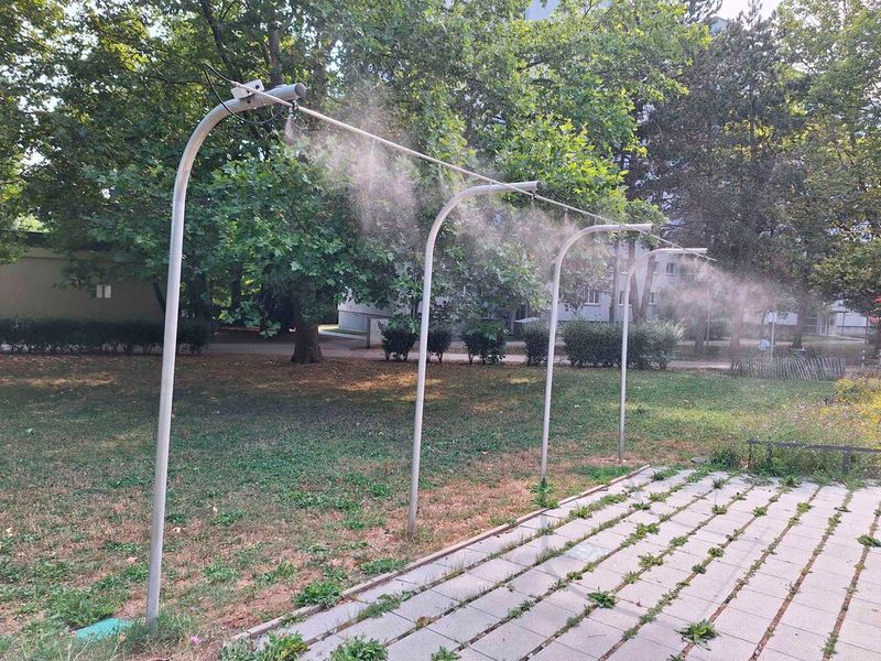 60 Hochdruck-Nebelduschen sind Teil des Wiener Hitzeschutz-Konzeptes. Verteilt in Wiener Parks, sorgen sie an heissen Tagen für Abkühlung.  (Bild: Kaiser.Works)