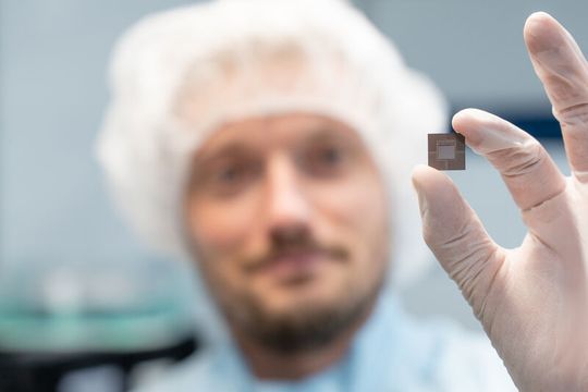 Weg mit zuviel Wärme! Trumpf hat es mit Lasertechnik geschafft, eine Kühlung für die KI-Chips der nächsten Generation herzustellen, die gestapelt werden, um mehr zu leisten. Hier hält ein Trumpf-Mitarbeiter einen solchen Chip mit integriertem Kühlsystem zwischen den Fingern.(Bild:  Trumpf)
