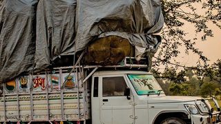 Damit produzierende Unternehmen nicht von der Last logistischer Prozesse erdrückt werden, bietet es sich an, diese an professionelle Logistikdienstleister auszulagern. (gemeinfrei (shantanukashyap, pixabay))