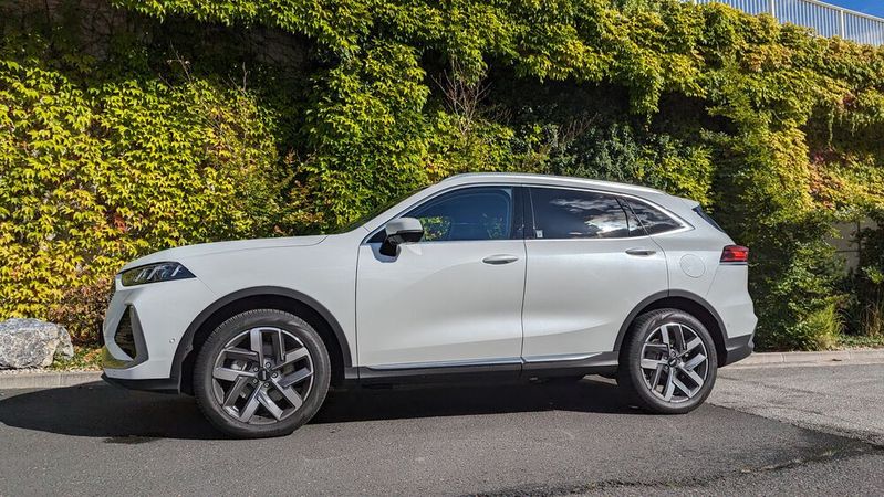 Wer ein komfortables und als Allradler sogar sportliches Mittelklasse-SUV mit hoher E-Reichweite sucht, für den hat der chinesische Autobauer GWM den Wey 03 im Portfolio. Einer hohen Praxistauglichkeit und guten Verarbeitung steht eine punktuell fragwürdige und nicht immer zuverlässige Technik gegenüber.(Bild:  Dominsky – VCG)