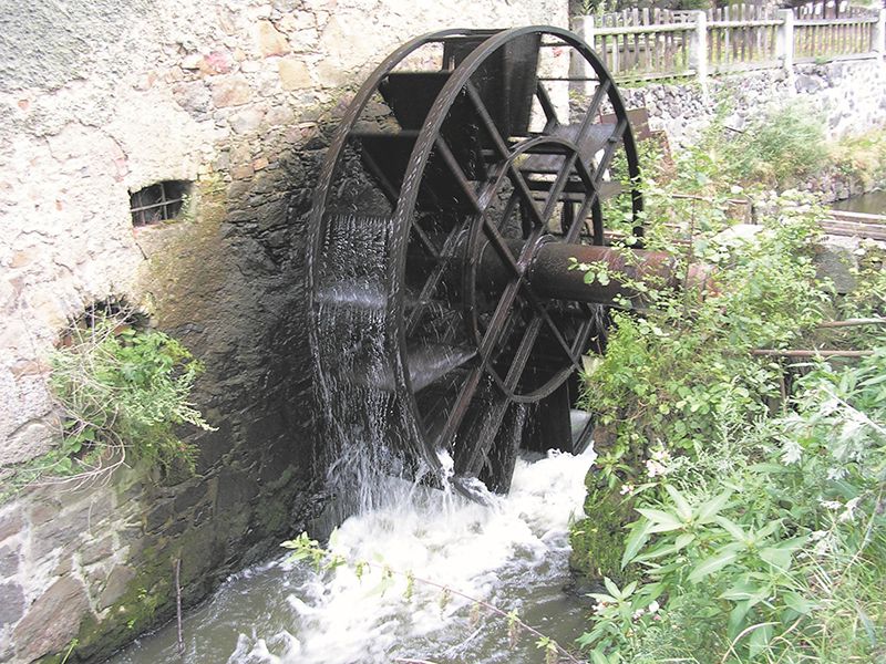 Es klappert die Mühle … (Prozess Spezial Wasser/Abwasser-Ausgabe 01/2016)Die Nutzung der Wasserkraft hat eine lange Tradition: Bereits lange vor Beginn der Industrialisierung wurden mit Wasserkraft Mühlräder, Hammer- und Sägewerke angetrieben. Durch Wasserkraft angetriebene Schöpfräder zur Bewässerung sind bereits aus dem 5. Jahrhundert v. Chr. aus Mesopotamien bekannt. Mahlmühlen mit Wasserkraftantrieb sind aus dem 3. Jahrhundert v. Chr. aus China belegt. Bis heute werden noch viele historische Wind- und Wassermühlen betrieben, beispielsweise als Antrieb für die Pumpwerke im Schloss Nymphenburg in München. Andere wurden umgebaut zu Museen, ohne die Energie zu nutzen. Das ändert sich gerade: Immer mehr Wassermühlen werden zur Stromerzeugung wieder in Betrieb genommen (Stichwort „Kleinstwasserkraftwerke“). Mühlen im engeren Sinn – also zum Mahlen von Getreide – sind selbstverständlich auch heute unverzichtbar. Neben den historischen setzen auch moderne Mühlen auf die Nutzung umweltfreundlicher Energien wie Blockheizkraftwerke oder Photovoltaikanlagen. Darüber hinaus arbeiten die Mühlen mit Energiemanagementsystemen, um einen effizienten Ressourceneinsatz zu gewährleisten, wie der Verband deutscher Mühlen berichtet.Schauen Sie doch einfach mal in unsere E-Paper-Ausgabe. (Wikipedia/Vodni Kolo)