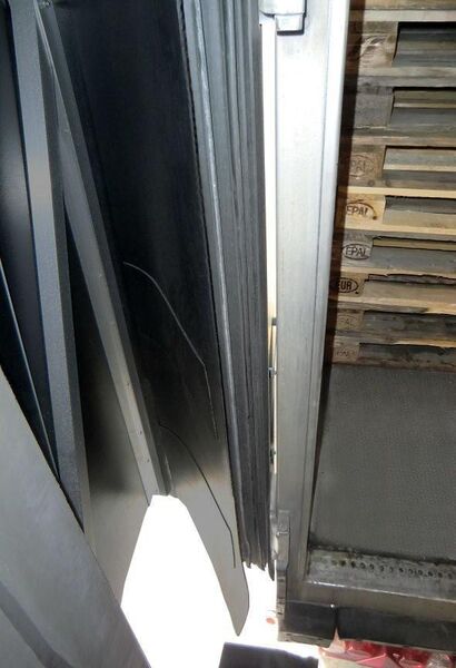 Öffnungen zwischen am Lkw anliegender Seitenschürze und Seitenteil der Torabdichtung verursachen spürbare Wärmeverluste in der Halle. (Bild: Koch)