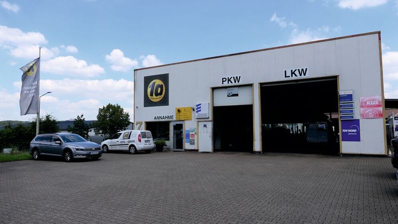 In der Kfz-Werkstatt Grün arbeiten die Werkstattmitarbeiter mit der Plattform Fabucar Pro, die Lösungsvorschläge aus der Praxis für Reparatur- bzw. Diagnoseprobleme liefert.(Bild:  Wenz - VCG)