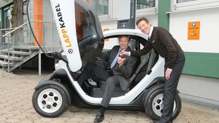 Lapp Geschäftsführer Gerald Lawrenz übernimmt einen Renault Twizy direkt von Hendrik Handke vom Renault Autohaus von der Weppen. (Lapp)