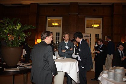 In den Pausen zwischen den Vorträgen hatten die Teilnehmer Gelegenheit, sich untereinander auszutaschen und an verschiedenen Ständen zu informieren. Bild: Itasse (Archiv: Vogel Business Media)