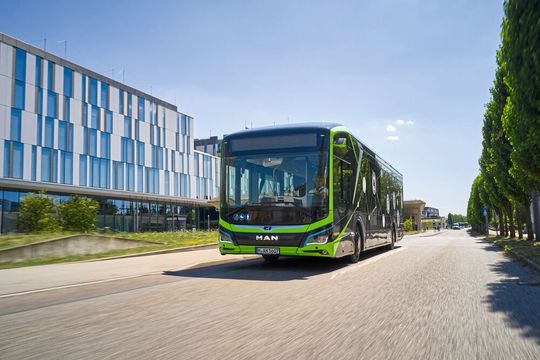 MAN-Elektrobusse bewähren sich seit sieben Jahren im Stadtverkehr und bieten mit neuer Batteriegeneration eine Reichweite von bis zu 500 Kilometern.(Bild:  MAN Truck & Bus)