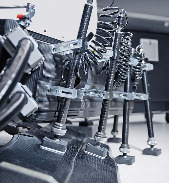 Die justierbaren Vakuumfüße des Ultrasonic Mobileblocks erzeugen eine Ansaugkraft von 256 N je Fuß. (Bild: DMG Mori)