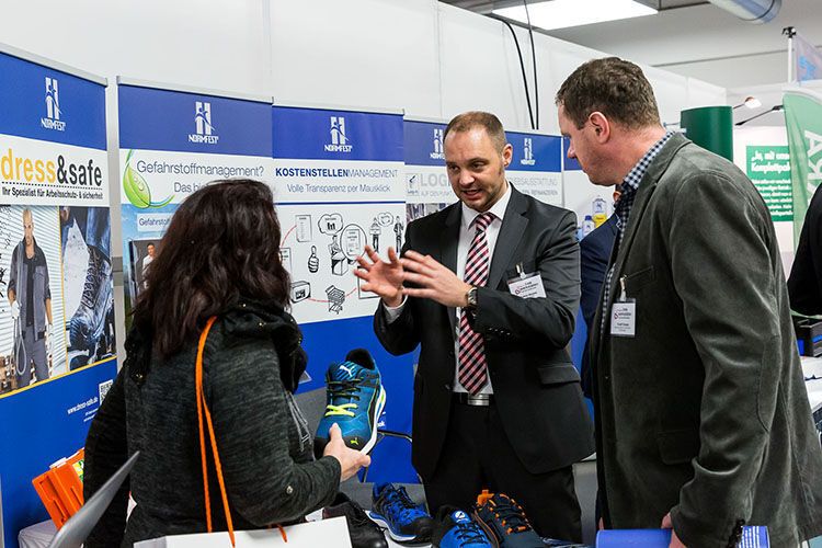 Am Stand der Normfest GmbH erhielten die Besucher Informationen rund um die Produkte und Dienstleistungen des Werkstattausrüsters. (Stefan Bausewein)