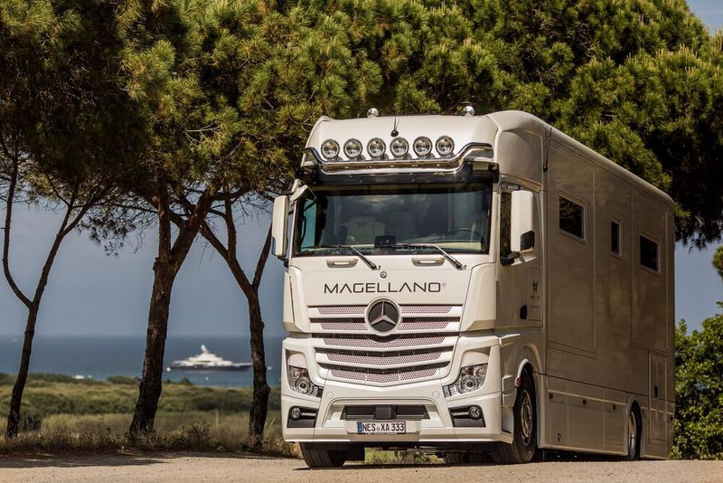 Der Magellano ist ein Wohnmobil der anderen Art. Er basiert auf dem Mercedes-Benz Actros und bietet entsprechend viel Wohnraum. (Bild: Magellano)