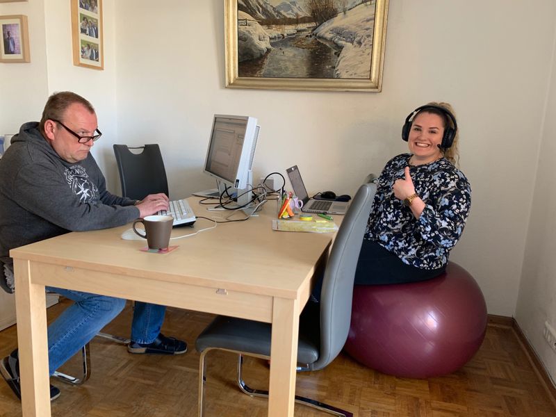 Mit dem Vater sich geeinigt: Er bekommt das ergonomischere Equipment und sie den Sitzball. (Bild: acmeo)