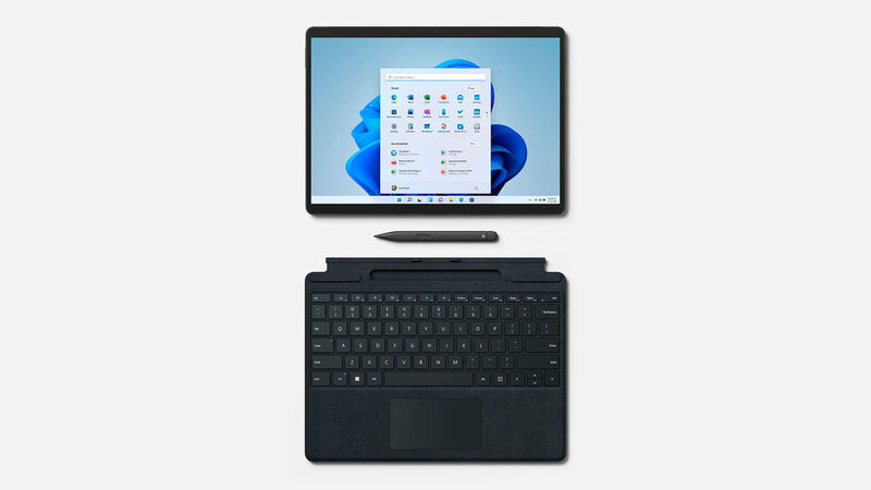 Das Surface Pro 8 ist ein Tablet, an das entweder das Surface Pro Signature Keyboard oder das Surface Pro X Keyboard angeschlossen werden kann. (Microsoft)