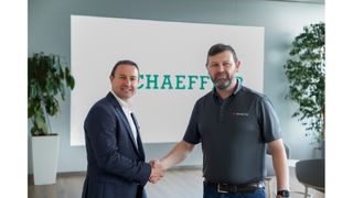 Unterzeichnung der Zusammenarbeit (von links): Rodrigo Peres, Senior Vice President Business Unit Vehicle and Battery Controls bei Schaeffler AG, und Marc Synnot, General Manager Ireland Operations bei Sonatus.
 (Bild: Schaeffler)